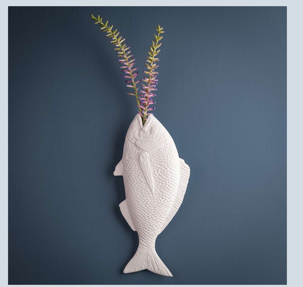 PETER BARSCH Wandvase
Wandvase in Fischform, aus feinem Knochenporzellan (Bone China) Farbe: Weiß