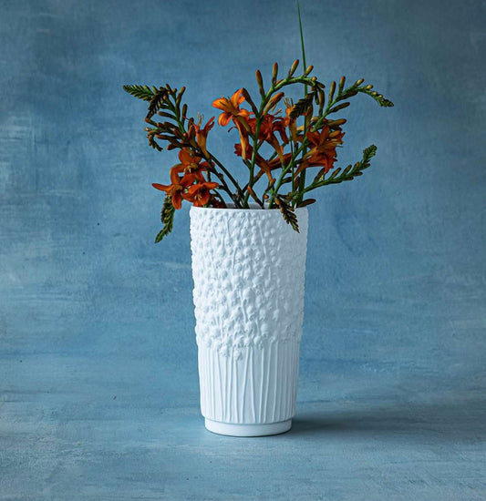 FLORA Convallaria Vase Klatt Objects 
Florale Vase aus feinem Knochenporzellan (Bone China) mit Maiglöckchen verziert. Farbe: Weiß,