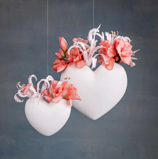 FESTA Herzchen / Hängevase S Klatt Objects 
Hängevase in Herzform aus feinem Bone China Porzellan. Farbe weiß mit dünnem Stahlseil, ca. 100 cm lang