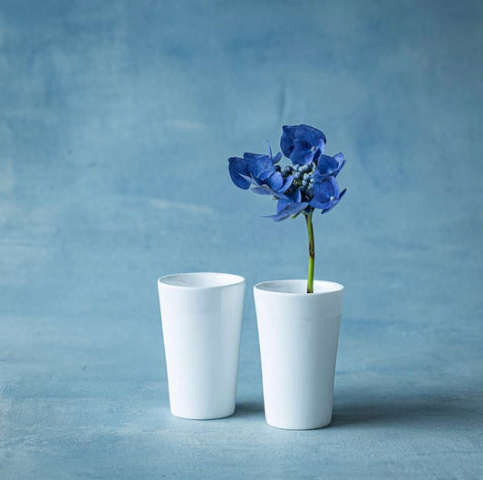 FIFO Becher S Klatt Objects 
Becher/ Vase aus feinem Knochenporzellan (Bone China) Farbe: Weiß, von innen lasiert mit einer dekorativen Lasierung als 14mm breiter, äußerer Rand.