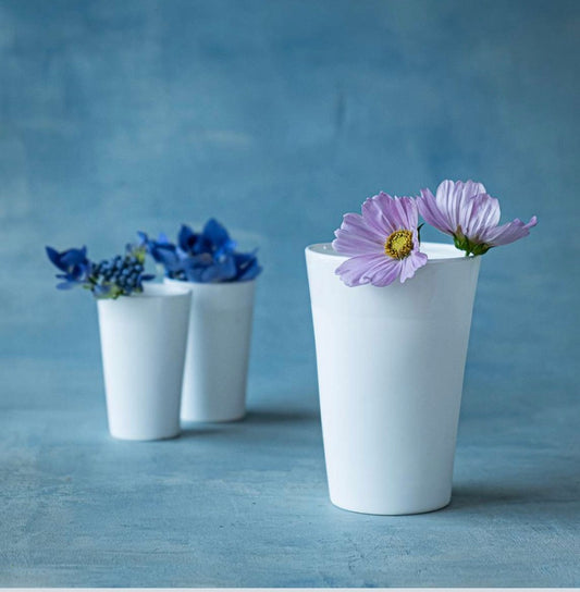 FIFO Becher L Klatt Objects 
Becher/ Vase aus feinem Knochenporzellan (Bone China) Farbe: Weiß, von innen lasiert mit einer dekorativen Lasierung als 29mm breiter äußerer Rand