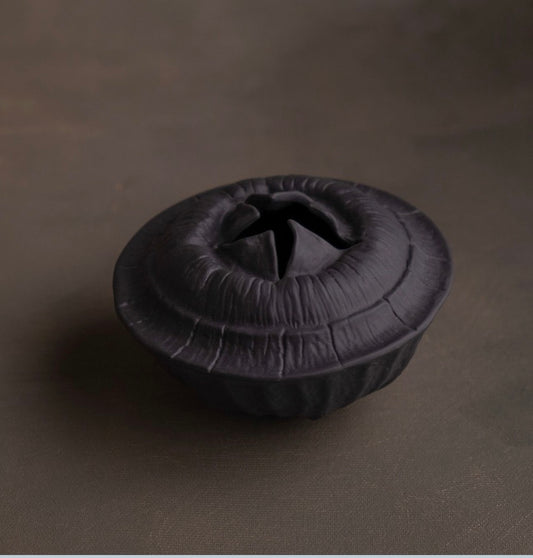FRUCTUS EUCALYPTUS GLOBULUS Vase schwarz Klatt Objects 
Vase aus Porzellan. Farbe: Schwarz