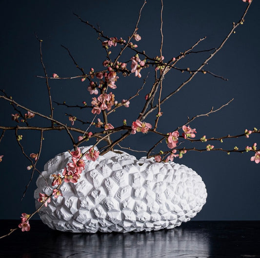METAMORPHOSE Testudinaria Klatt Objects 
Vasenobjekt aus fine Bone China Porzellan mit 12 Öffnungen: Farbe: Weiß
